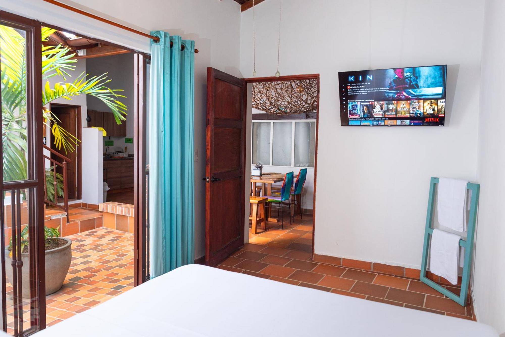Traveler Hostel Сан-Хиль Экстерьер фото