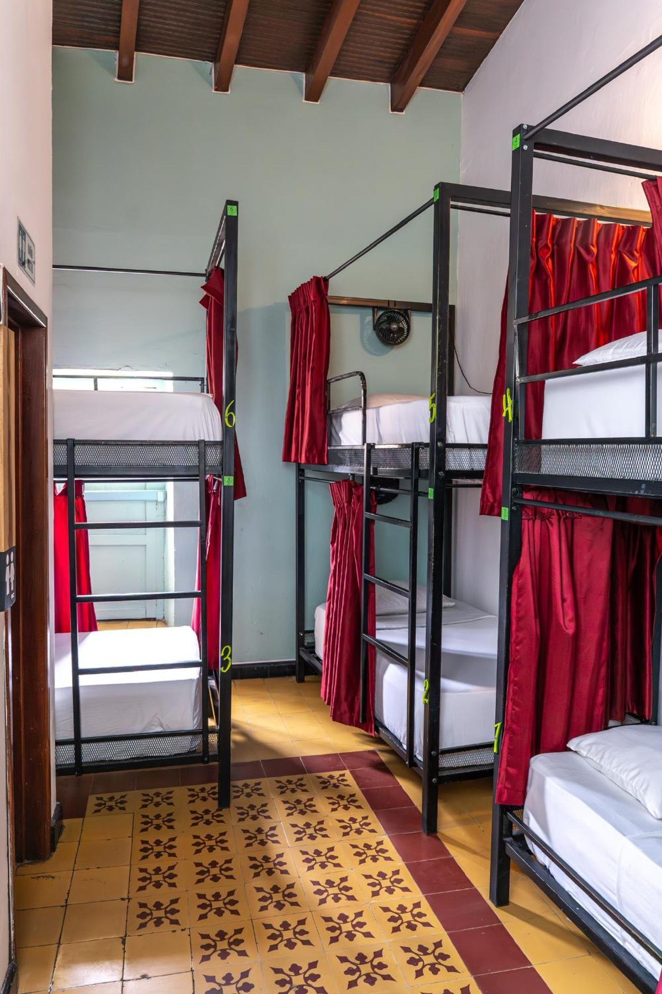 Traveler Hostel Сан-Хиль Экстерьер фото